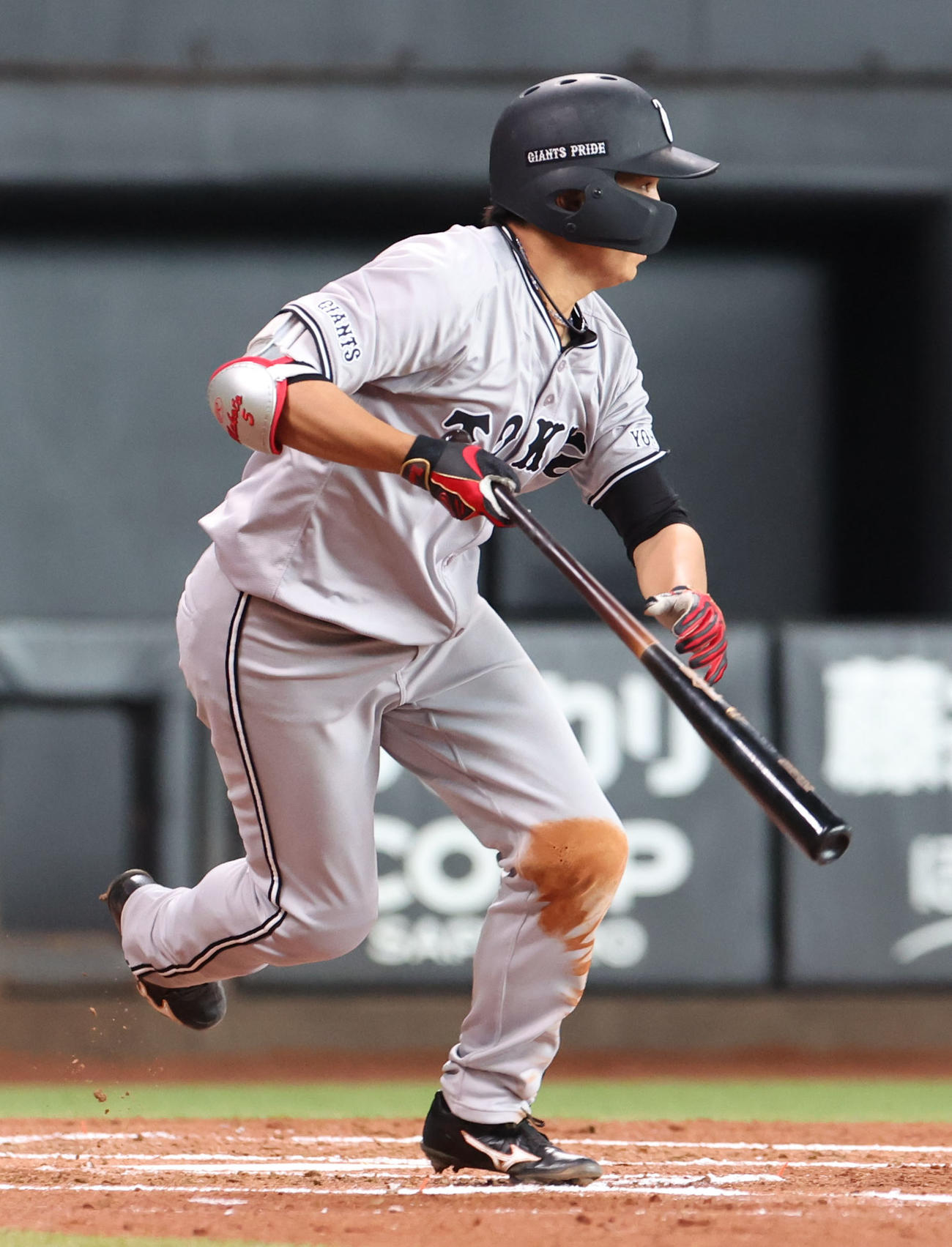 日本ハム対巨人　2回表巨人2死満塁、門脇は左前適時打を放つ（撮影・佐藤翔太）