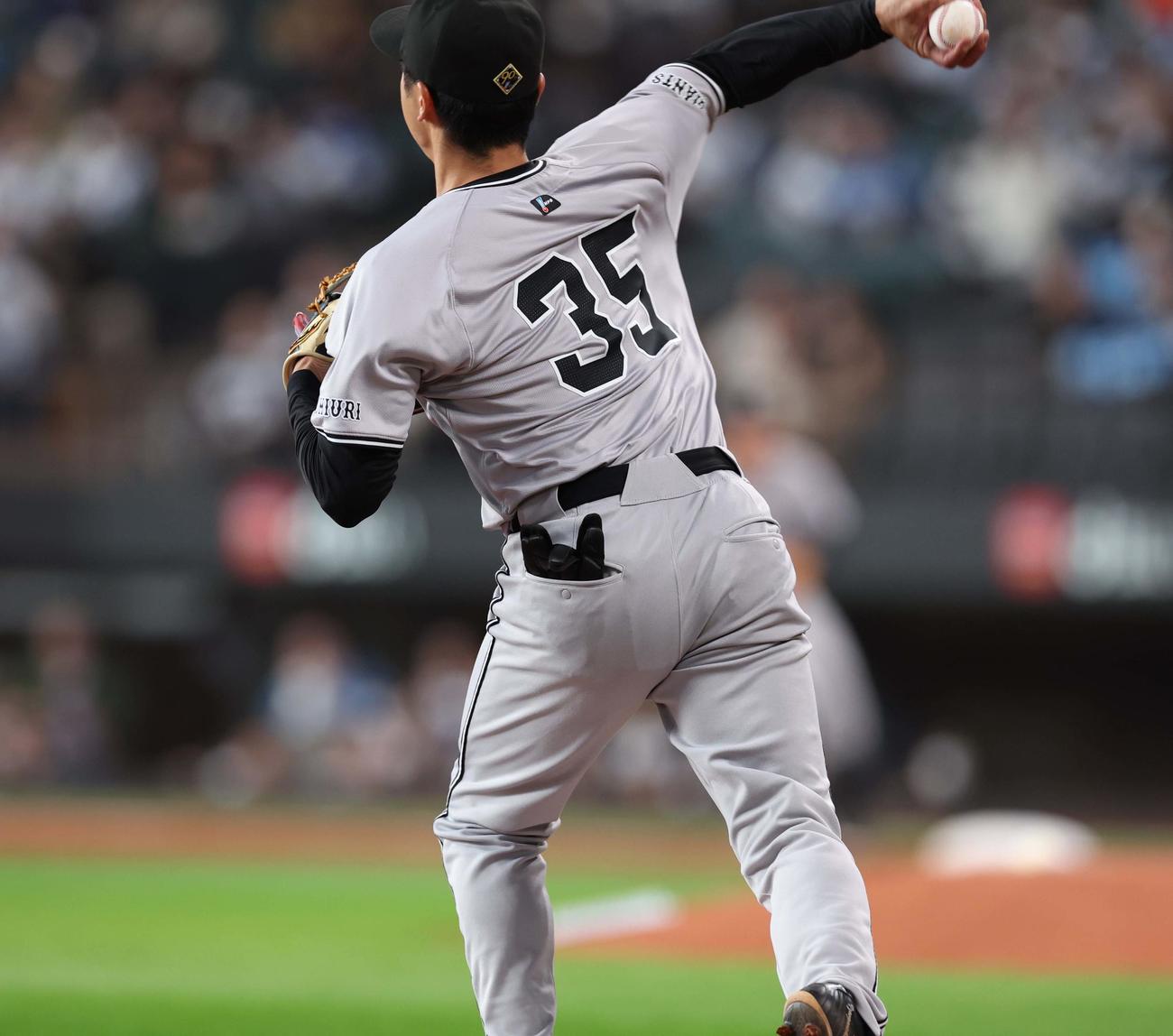 日本ハム対巨人　1回裏日本ハム無死一、二塁、郡司の三ゴロをベースを踏んで二塁に送球する泉口（撮影・黒川智章）