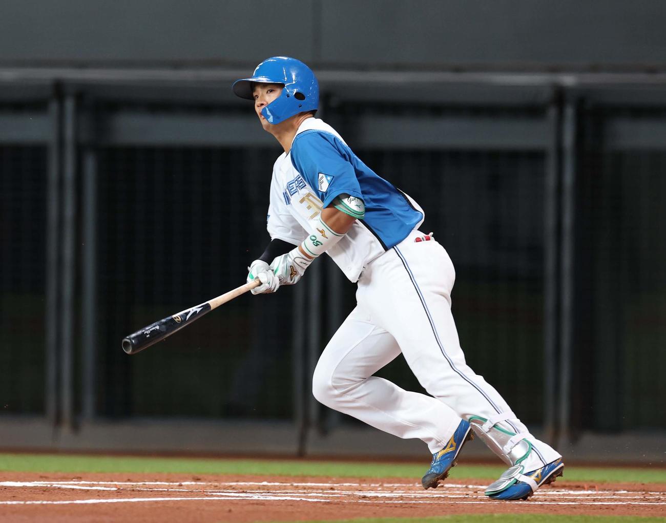 日本ハム対巨人　1回裏日本ハム無死一、二塁、三ゴロで三重殺となる郡司（撮影・黒川智章）