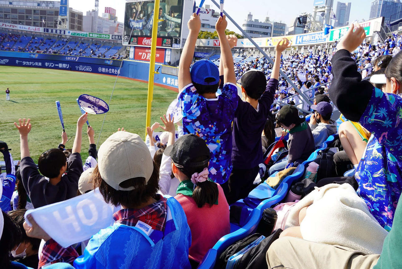 DeNAが13日のヤクルト戦、15日の楽天戦で横浜市内の28の小学校、約2600人の児童を対象に横浜スタジアムのオープン戦への観戦を招待（球団提供）