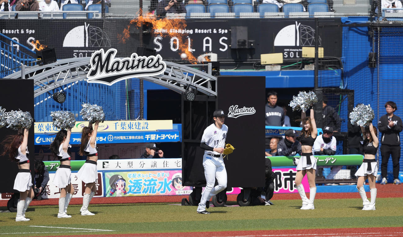 ロッテ対楽天　マウンドへ向かうロッテ佐々木（撮影・鈴木みどり）