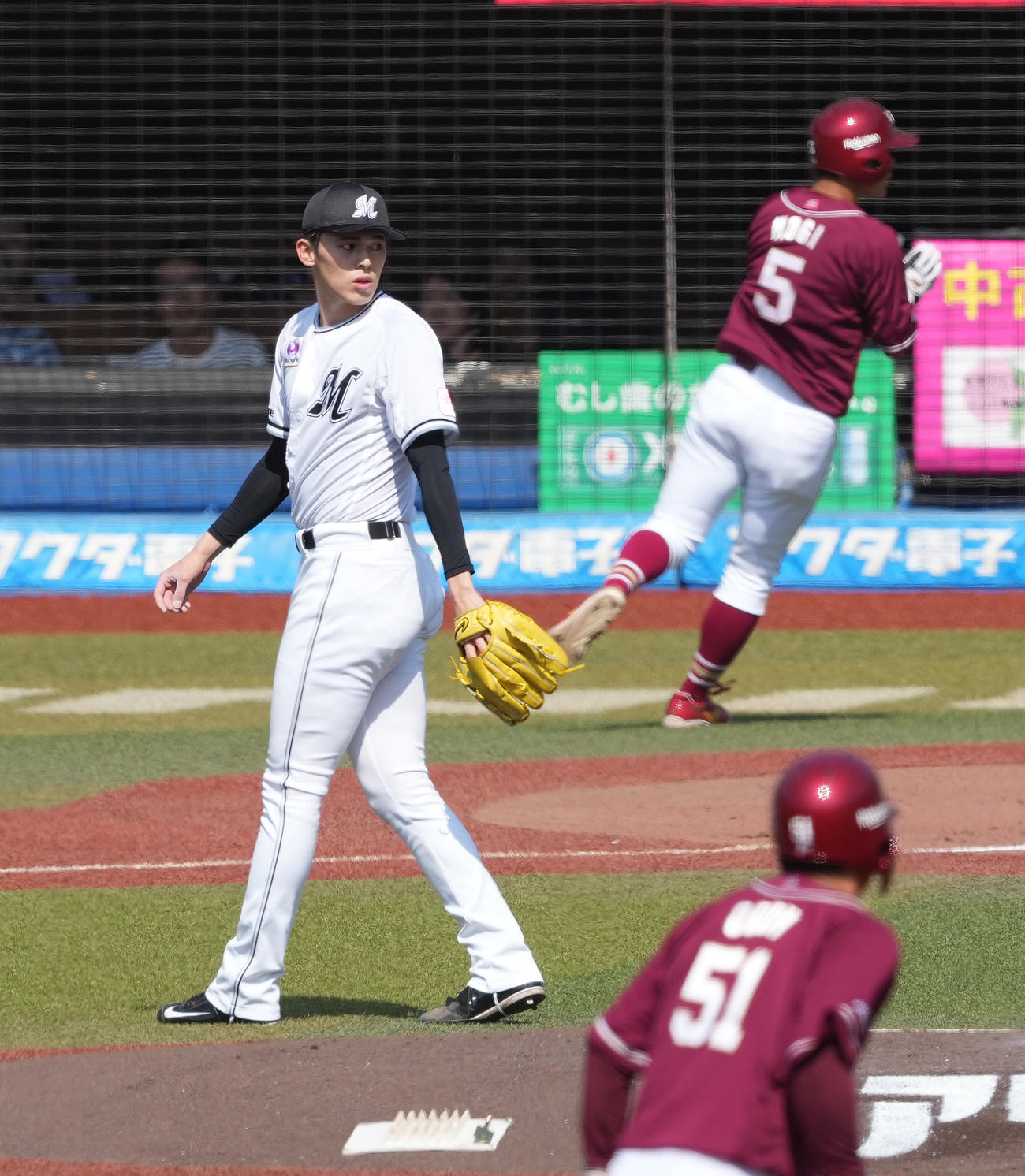 ロッテ対楽天　1回表楽天無死満塁、浅村の遊ゴロの間に三塁走者茂木が生還し、先制を許した佐々木（撮影・鈴木みどり）