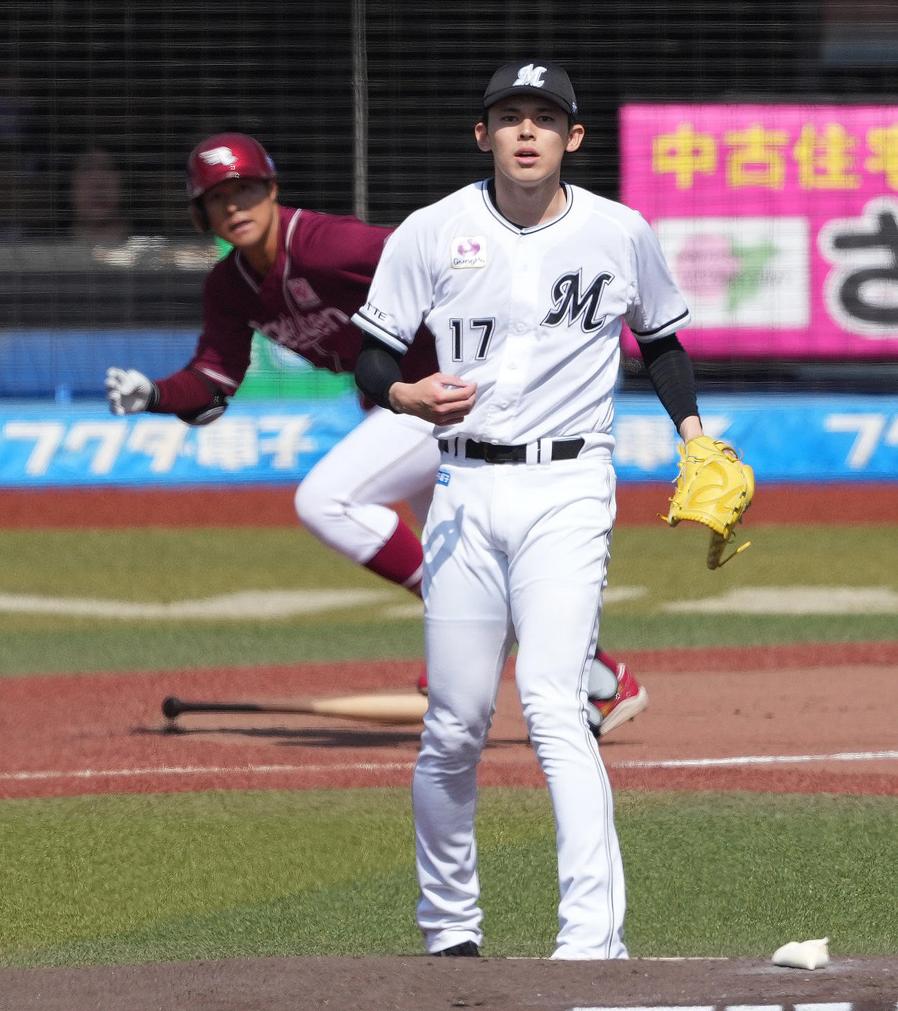 ロッテ対楽天　1回表楽天無死、茂木に中前打を浴びる佐々木（撮影・鈴木みどり）