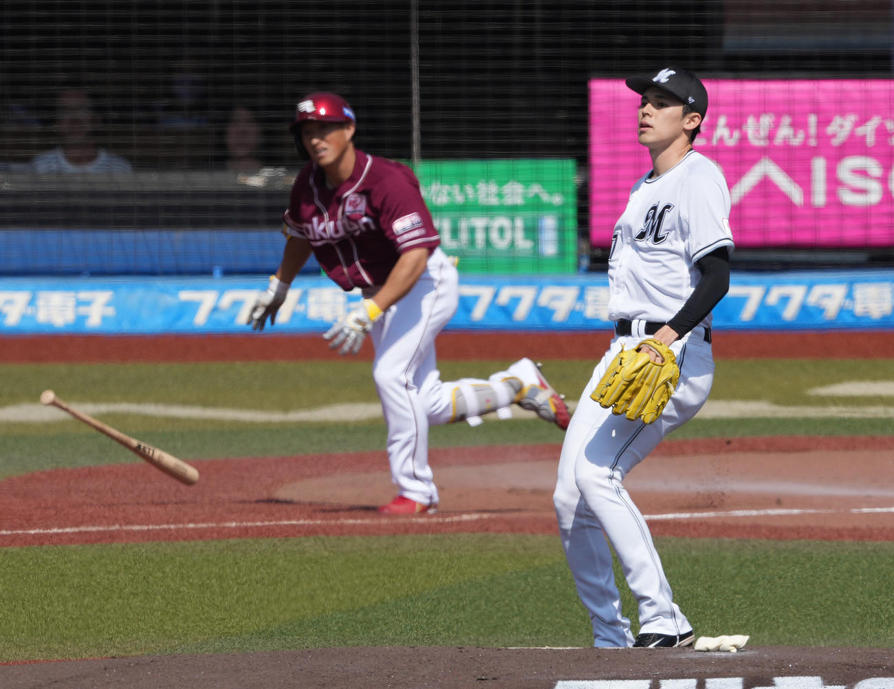 ロッテ対楽天　1回表楽天無死一塁、小深田にエンタイトル二塁打を浴びる佐々木（撮影・鈴木みどり）