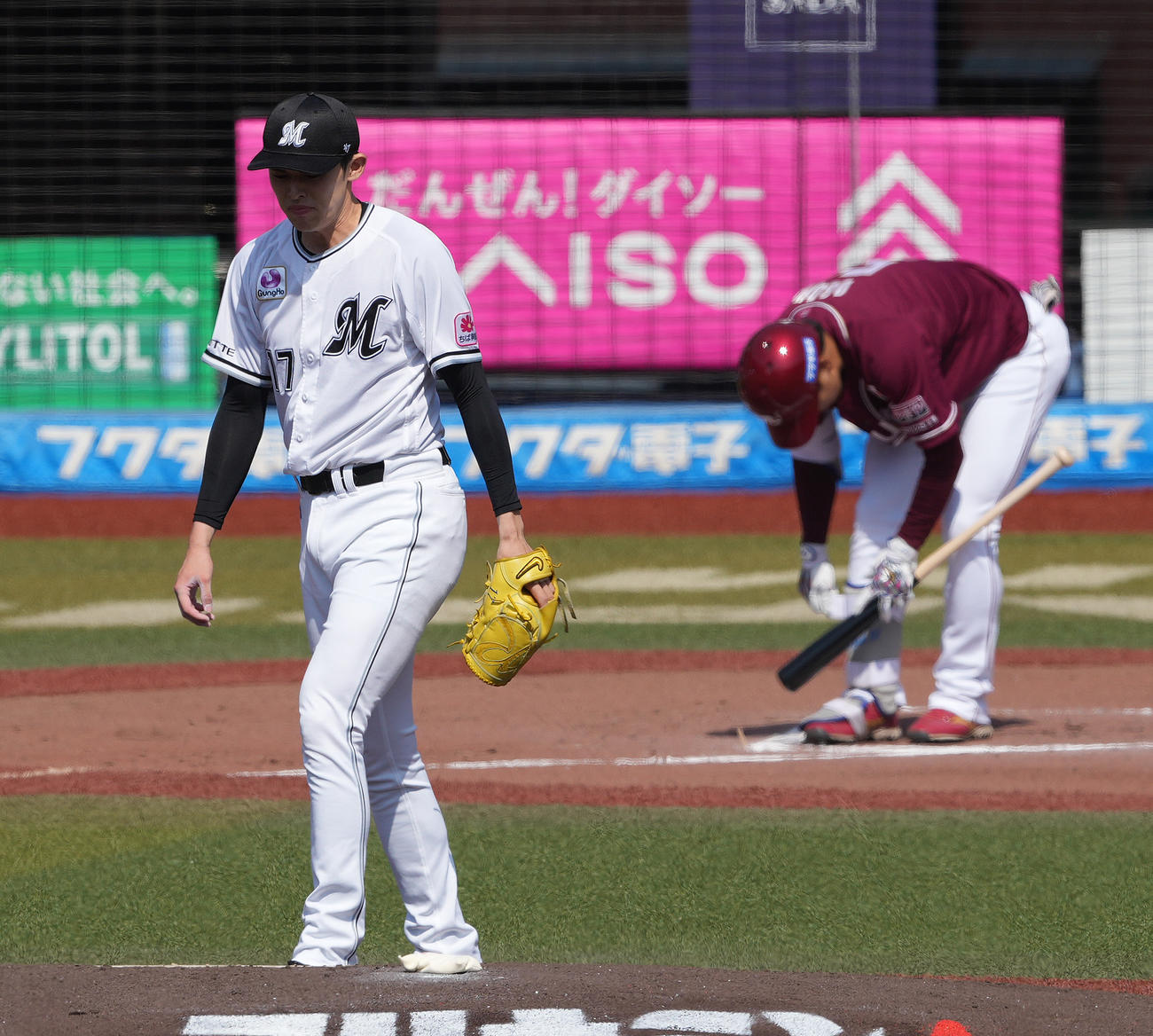 ロッテ対楽天　1回表楽天無死二、三塁、小郷に四球を与える佐々木（撮影・鈴木みどり）