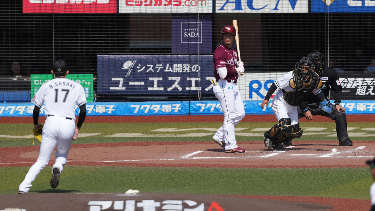 ロッテ対楽天　1回表楽天1死一、三塁、打者島内の時、暴投する佐々木朗（撮影・鈴木みどり）