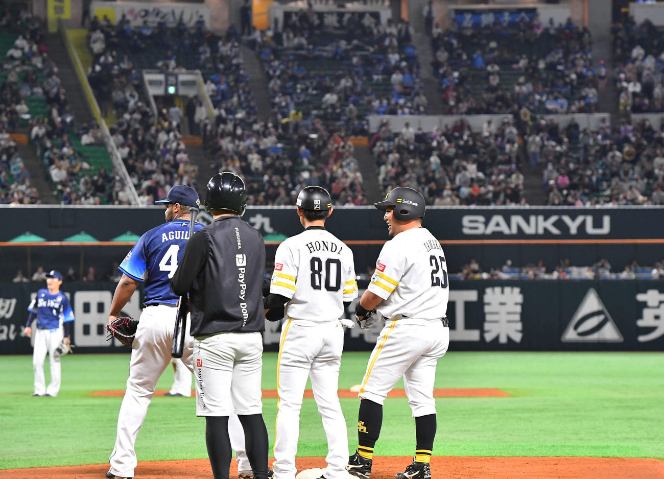 ソフトバンク対西武　1回裏ソフトバンク1死三塁、勝ち越しの左前適時打を放ち、笑顔を見せる山川（右）（撮影・岩下翔太）