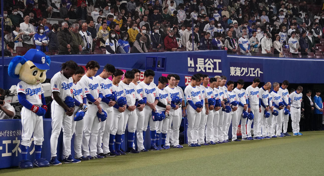 中日対阪神　中利夫氏追悼試合の前に黙とうする立浪監督ら中日ナイン（撮影・森本幸一）