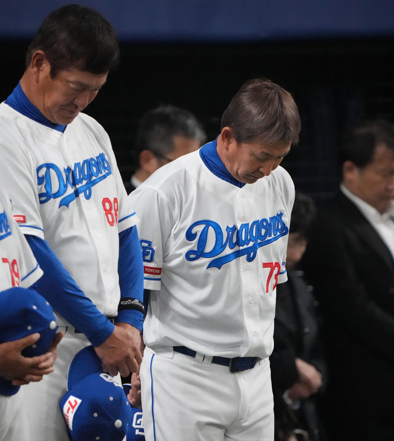 中日対阪神　中利夫氏追悼試合の前に黙とうする立浪監督（右）（撮影・森本幸一）