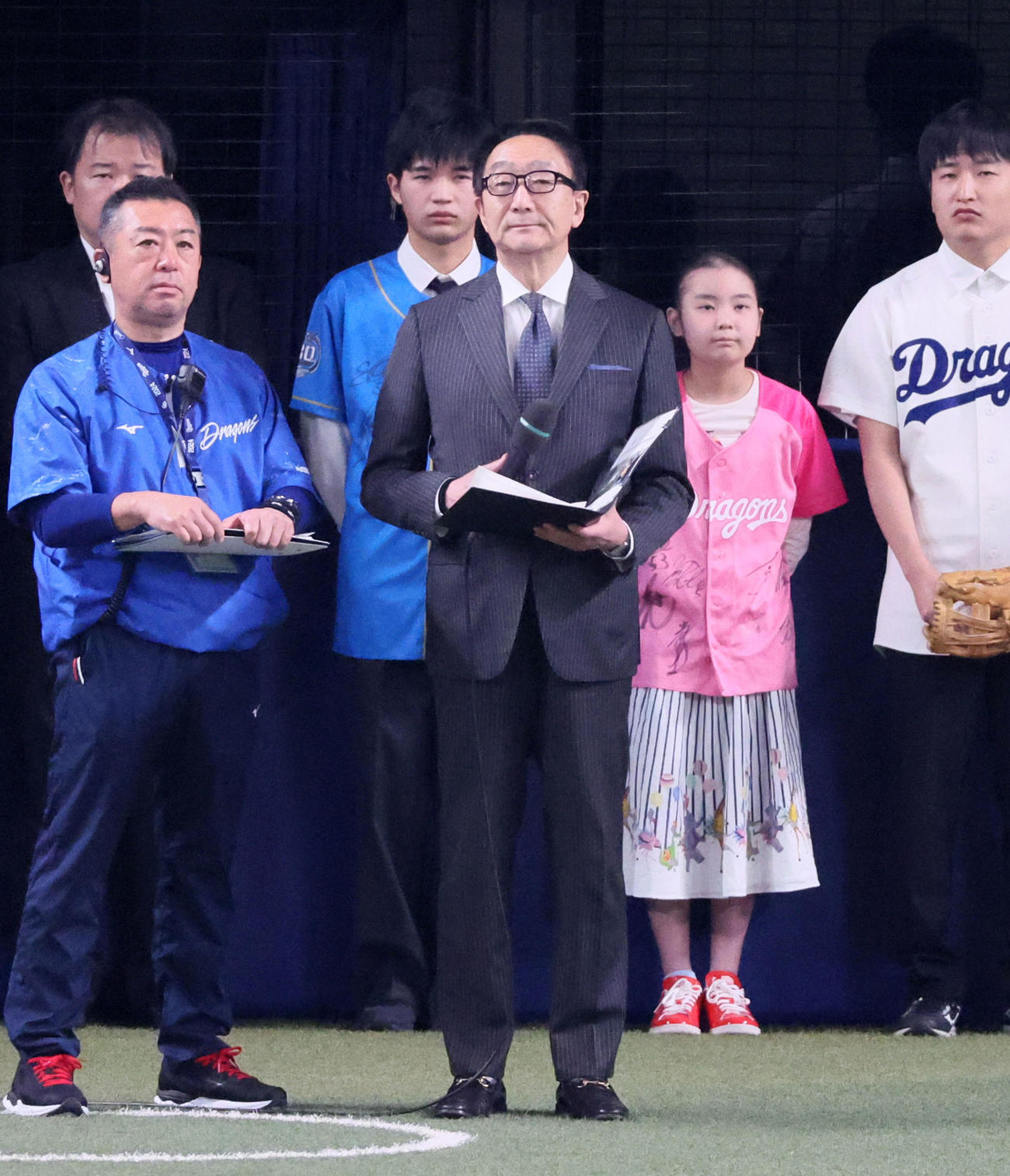 中日対阪神　中利夫さん追悼セレモニーの司会を務める元テレビ朝日の渡辺宜嗣アナウンサー（撮影・加藤哉）
