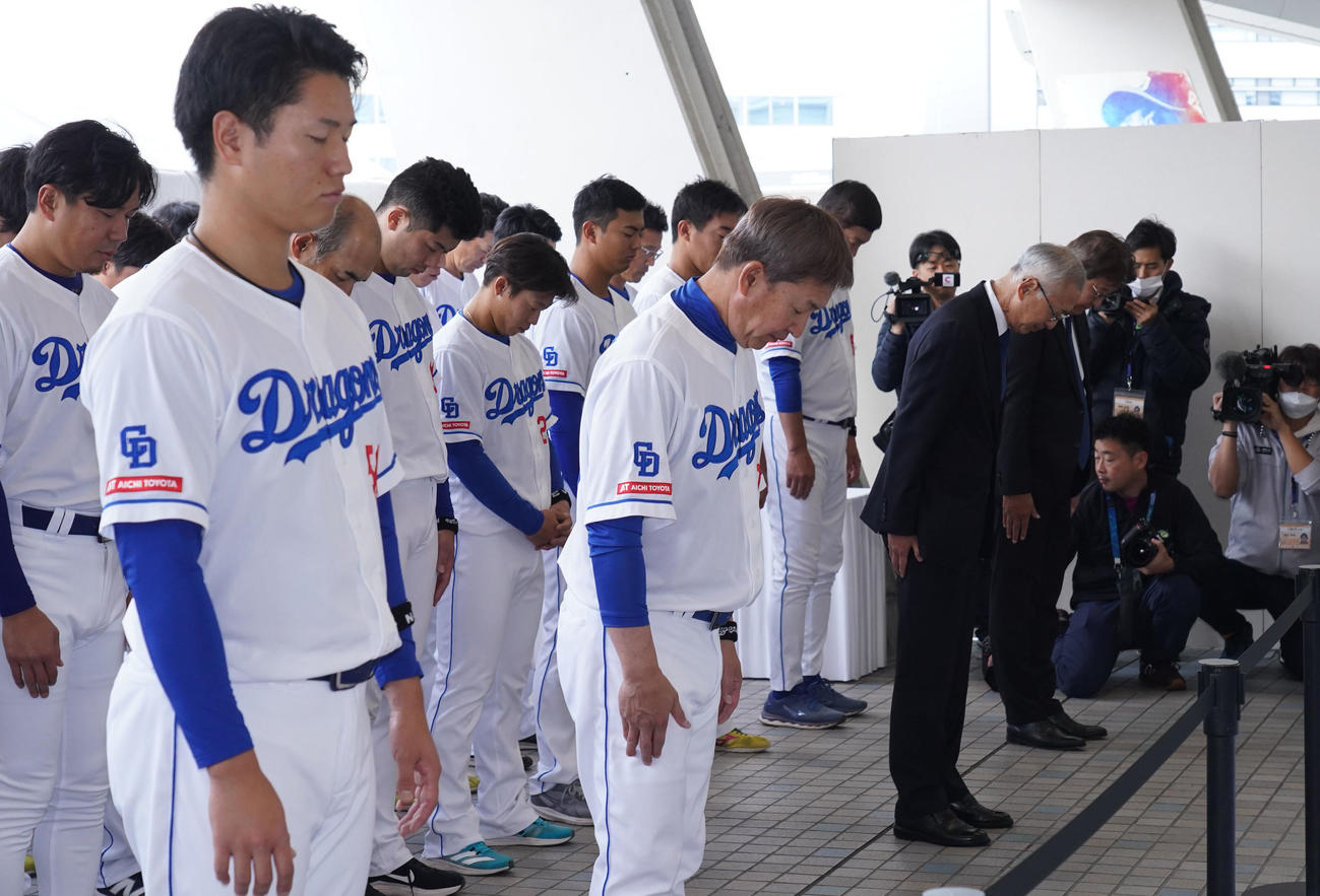 中日対阪神　試合前、中利夫氏追悼遥拝所にて黙とうする立浪監督（前列・左から2人目）ら中日ナイン（撮影・森本幸一）