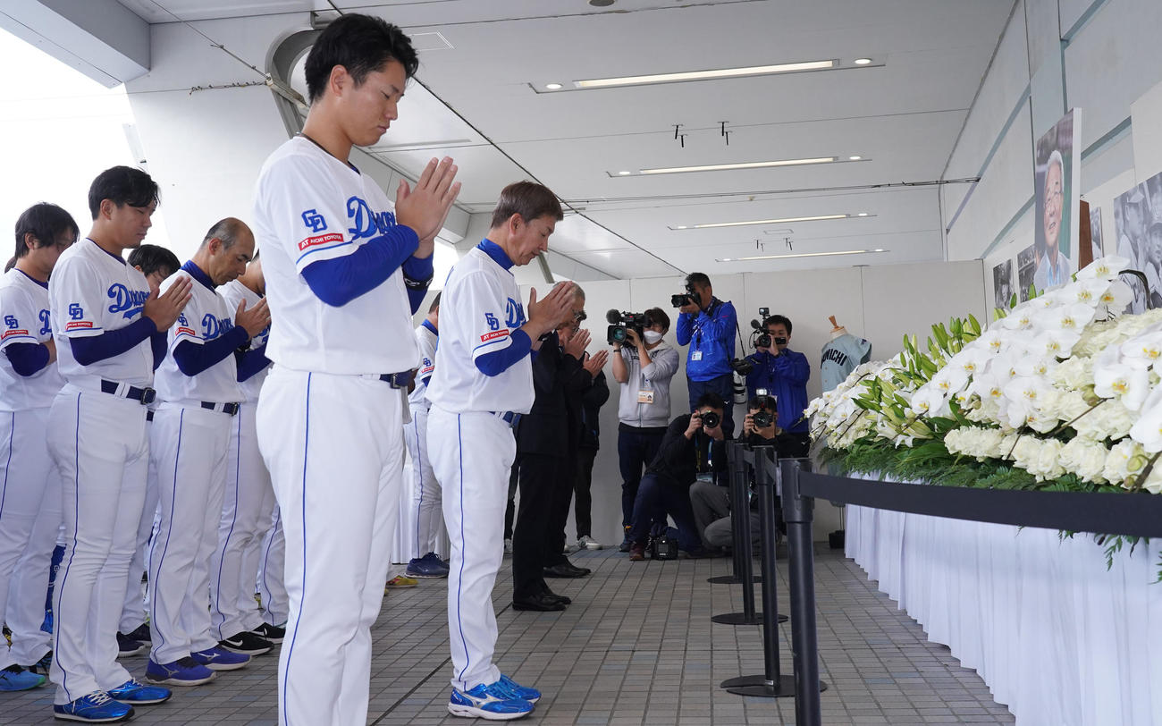中日対阪神　試合前、中利夫氏追悼遥拝所にて手を合わせる立浪監督（前列・左から2人目）ら中日ナイン（撮影・森本幸一）