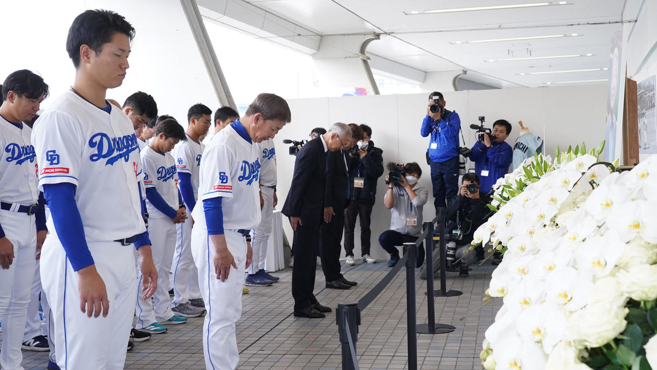 中日対阪神　試合前、中利夫氏追悼遥拝所にて黙とうする立浪監督（前列・左から2人目）ら中日ナイン（撮影・森本幸一）