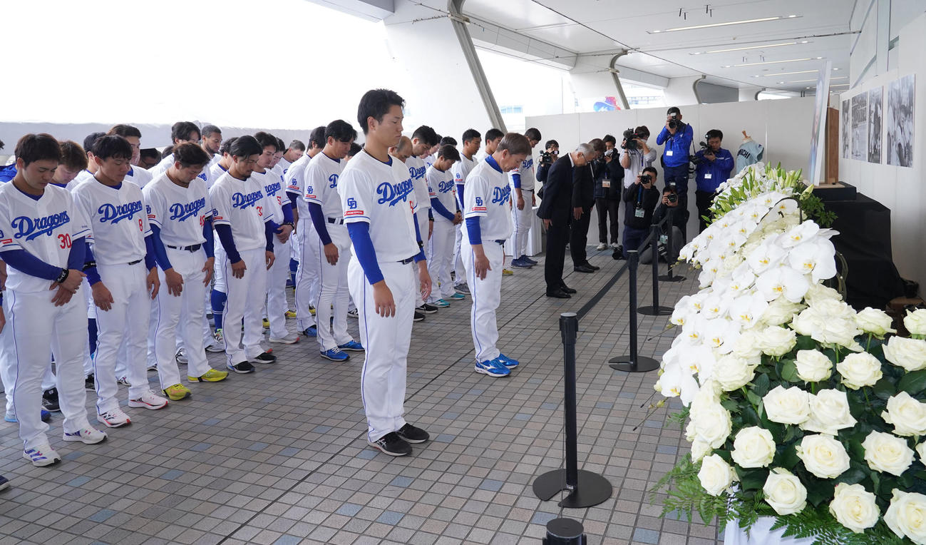 中日対阪神　試合前、中利夫氏追悼遥拝所にて黙とうする立浪監督（前列・左から2人目）ら中日ナイン（撮影・森本幸一）