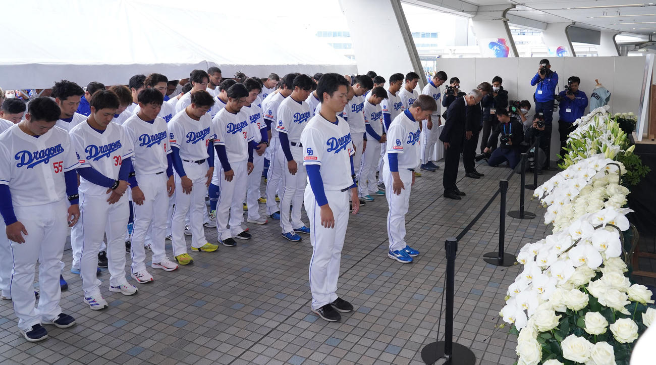 中日対阪神　試合前、中利夫氏追悼遥拝所にて黙とうする立浪監督（前列・左から2人目）ら中日ナイン（撮影・森本幸一）