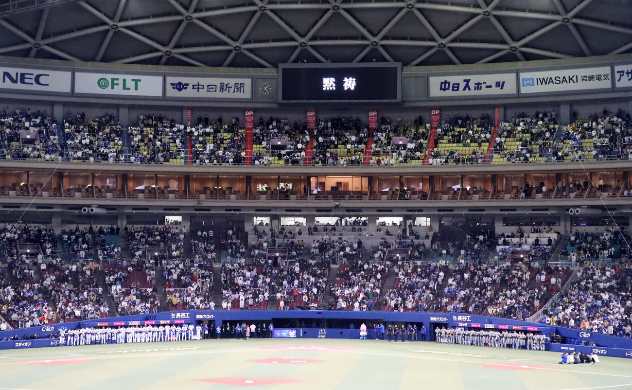 中日対阪神　中利夫さんを偲んで黙とうを捧げる両チームナイン（撮影・加藤哉）