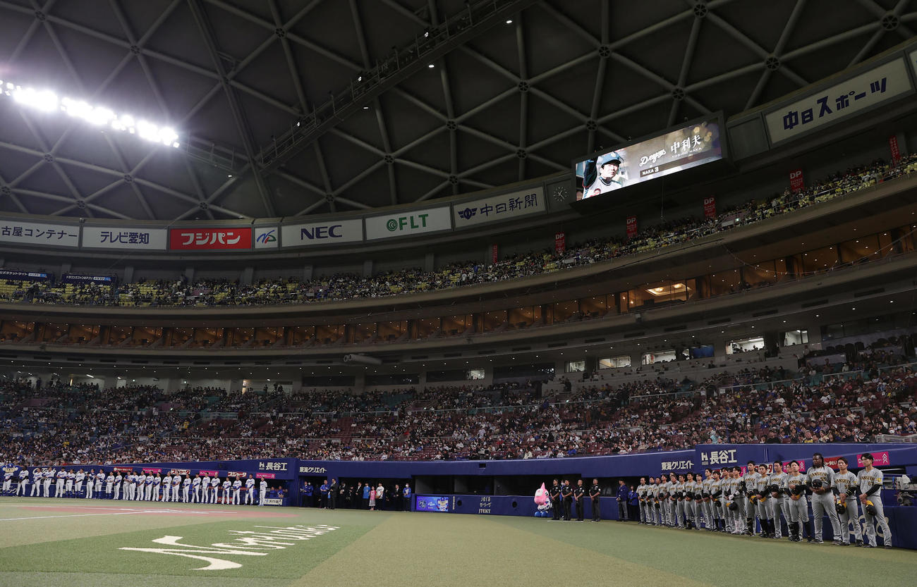 中日対阪神　中利夫氏の追悼セレモニーで整列する両チームの選手たち（撮影・前田充）