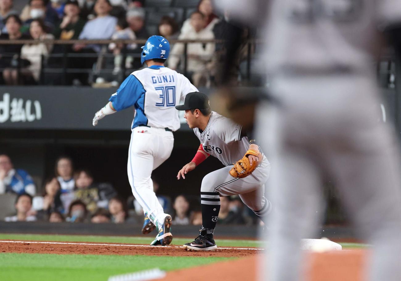 日本ハム対巨人　1回裏日本ハム無死一、二塁、三ゴロで三重殺に終わる郡司（撮影・黒川智章）