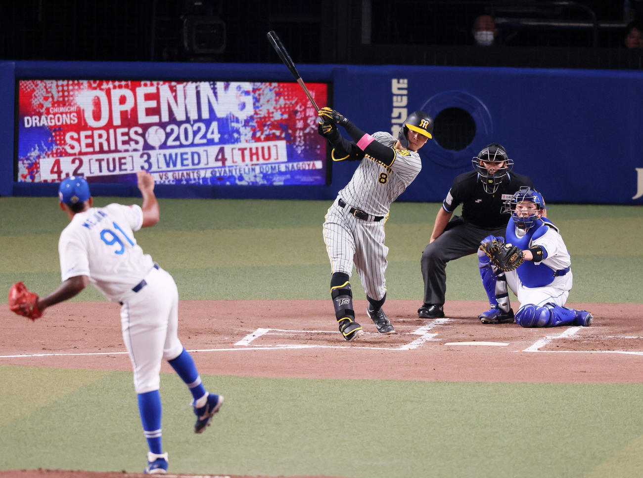 中日対阪神　2回表阪神1死、佐藤輝は中越え二塁打を放つ。投手はメヒア（撮影・加藤哉）