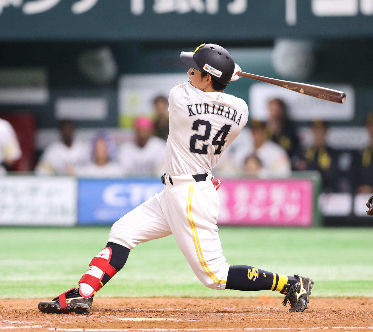 ソフトバンク対西武　3回裏ソフトバンク1死、栗原は右越え本塁打を放つ（撮影・梅根麻紀）