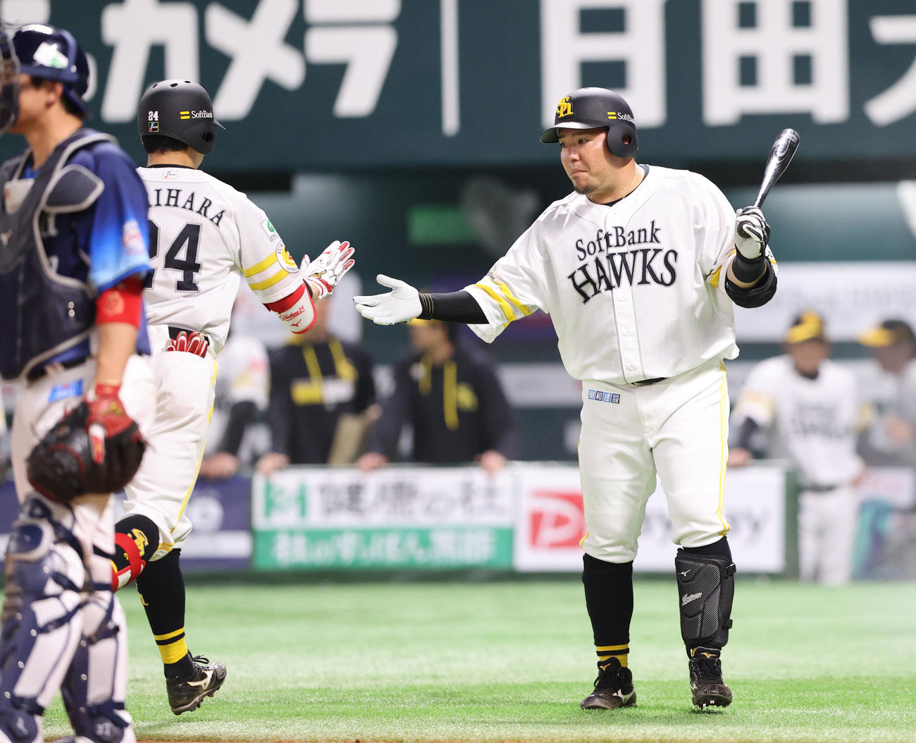 ソフトバンク対西武　3回裏ソフトバンク1死、栗原は右越え本塁打を放ち山川とタッチ（撮影・梅根麻紀）