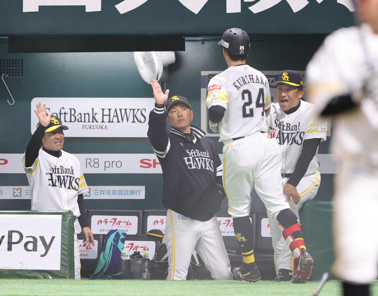 ソフトバンク対西武　3回裏ソフトバンク1死、右越え本塁打の栗原を出迎える小久保監督（撮影・梅根麻紀）