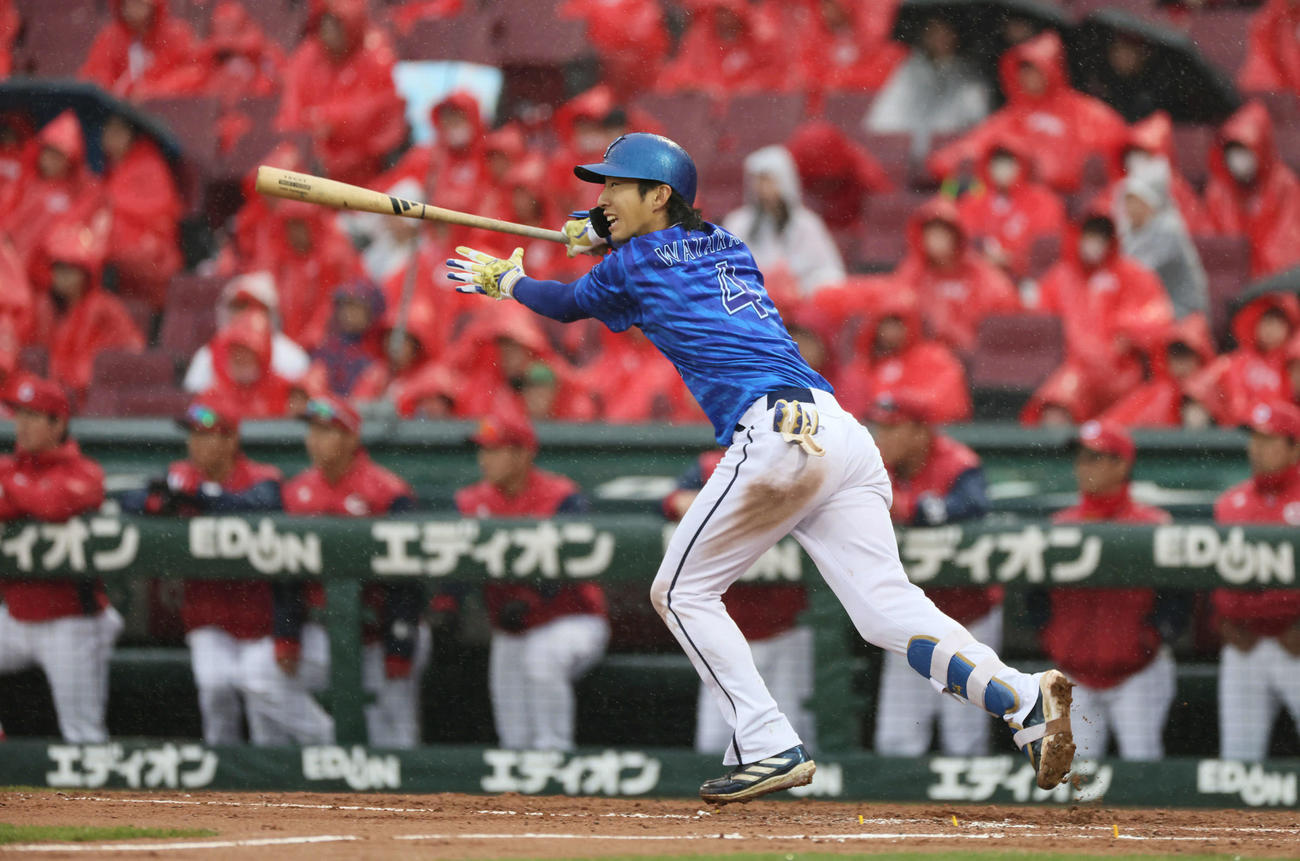 広島対DeNA 5回表DeNA1死、度会は右前打を放つ（撮影・加藤孝規）