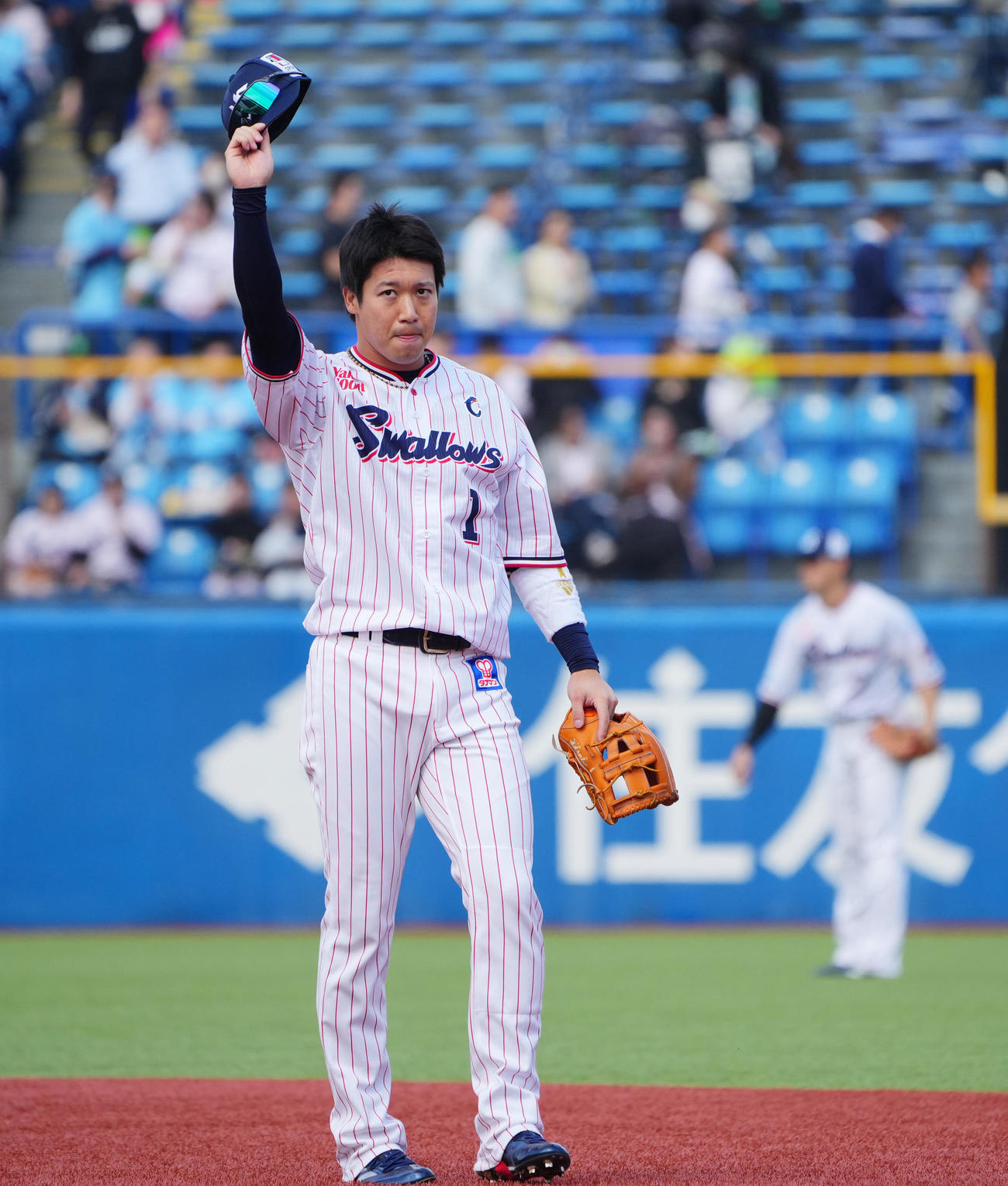 ヤクルト対オリックス　1回裏、先制の本塁打を放ったヤクルト山田はファンの声援に応える（撮影・垰建太）