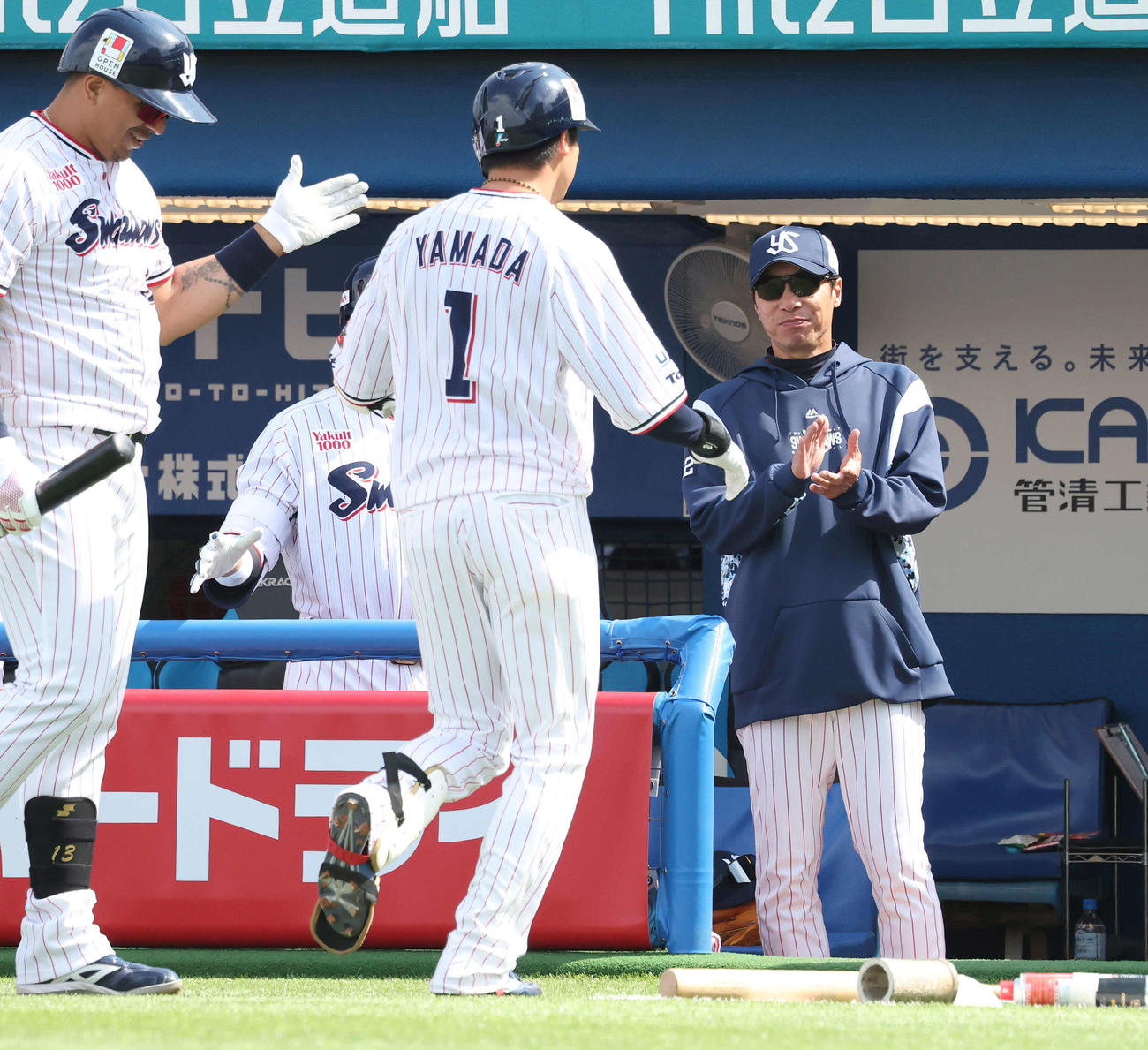ヤクルト対オリックス　1回裏ヤクルト無死、先制本塁打の山田を迎える高津監督（撮影・丹羽敏通）