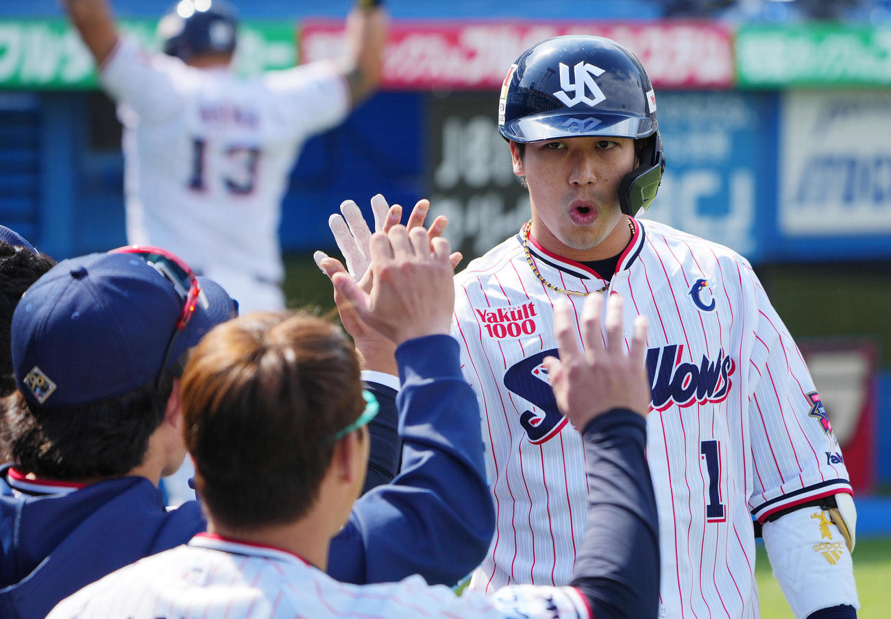 ヤクルト対オリックス　1回裏ヤクルト無死、先制のソロ本塁打を放ちナインの出迎えを受ける山田（撮影・垰建太）