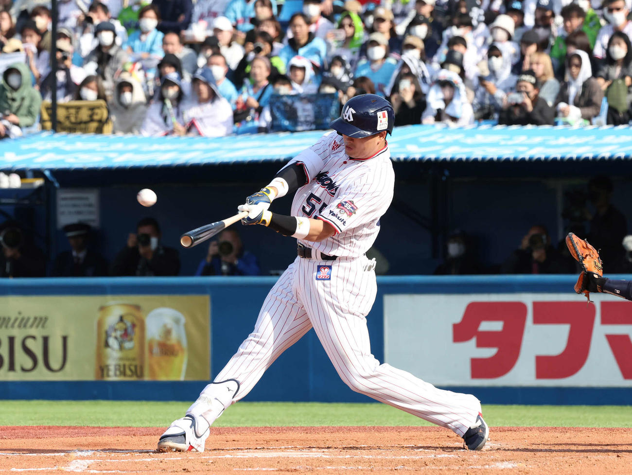 ヤクルト対オリックス　6回裏ヤクルト1死二塁、村上は右越えに2点本塁打を放つ（撮影・丹羽敏通）