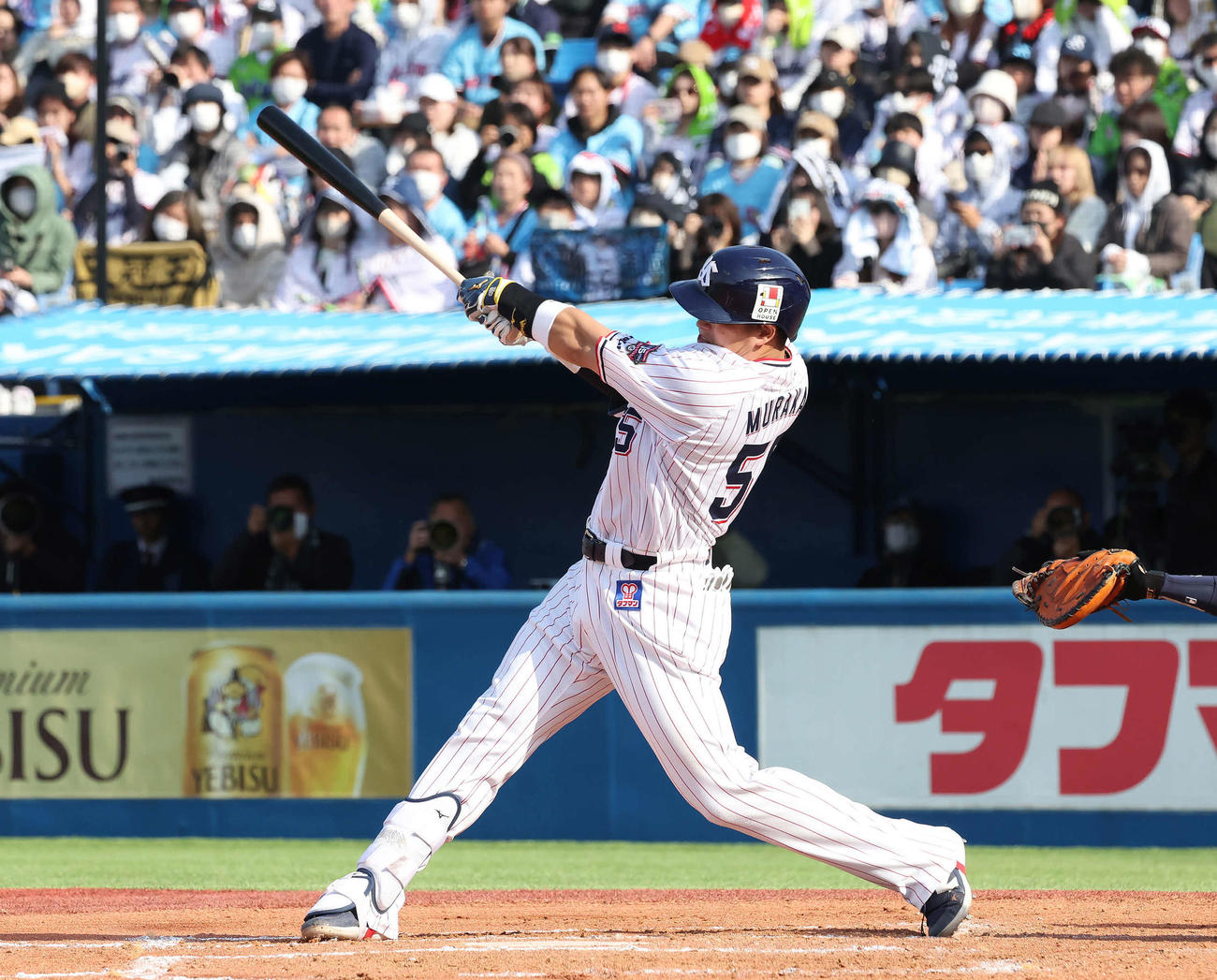 ヤクルト対オリックス　6回裏ヤクルト1死二塁、村上は右越えに2点本塁打を放つ（撮影・丹羽敏通）