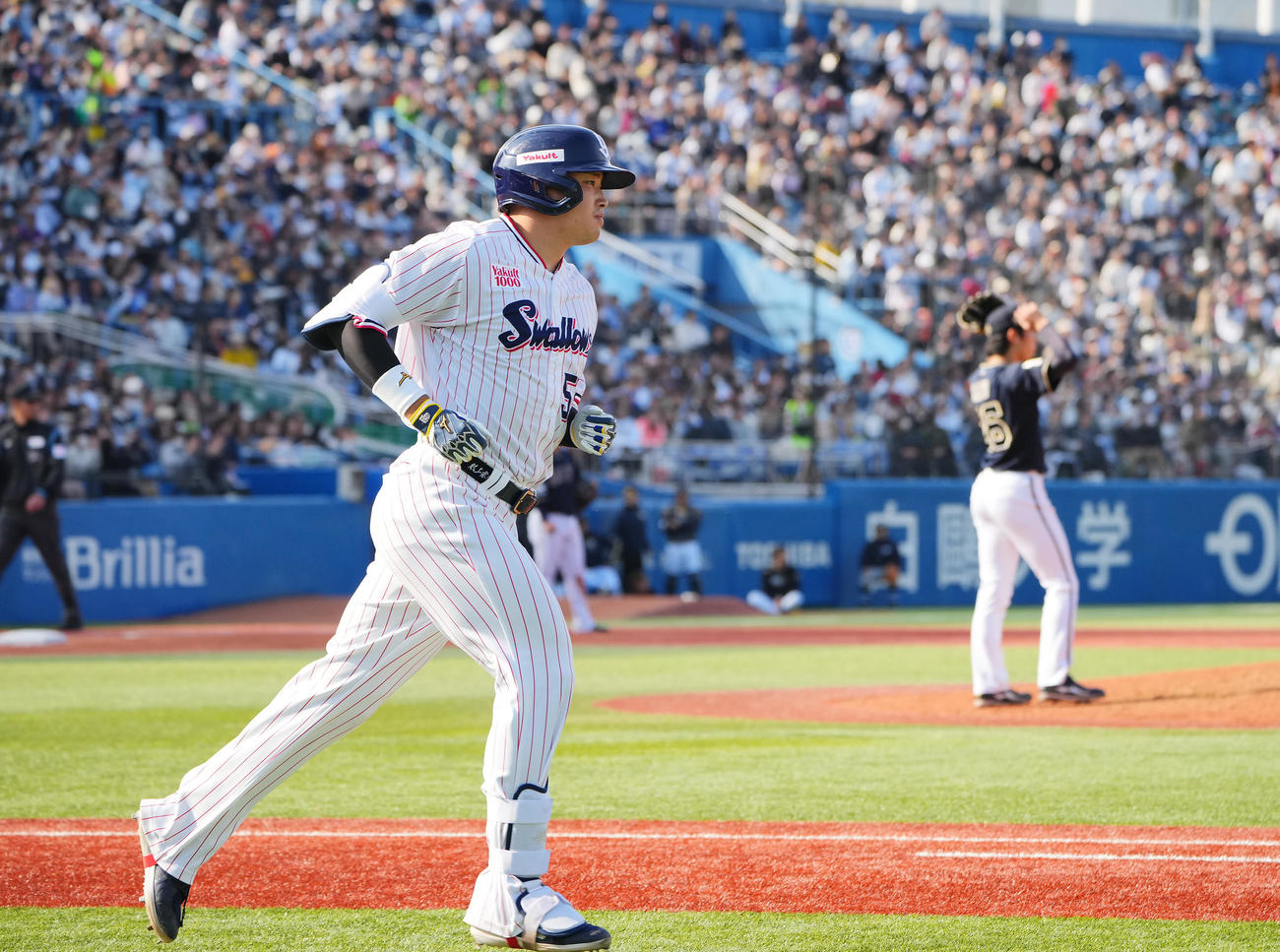 ヤクルト対オリックス　6回裏ヤクルト1死二塁、2点本塁打を放ち打球を見つめながらゆっくりと走り出す村上（撮影・垰建太）
