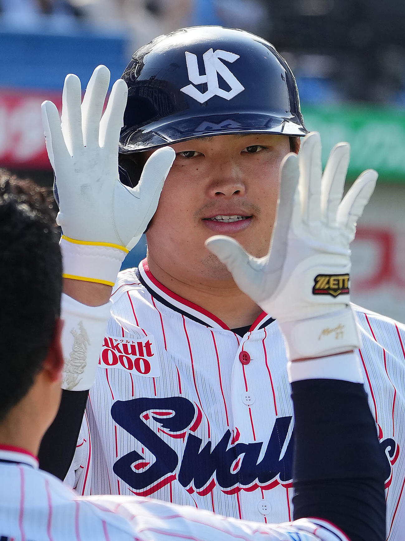 ヤクルト対オリックス　6回裏ヤクルト1死二塁、2点本塁打を放ちナインの出迎えを受ける村上（撮影・垰建太）