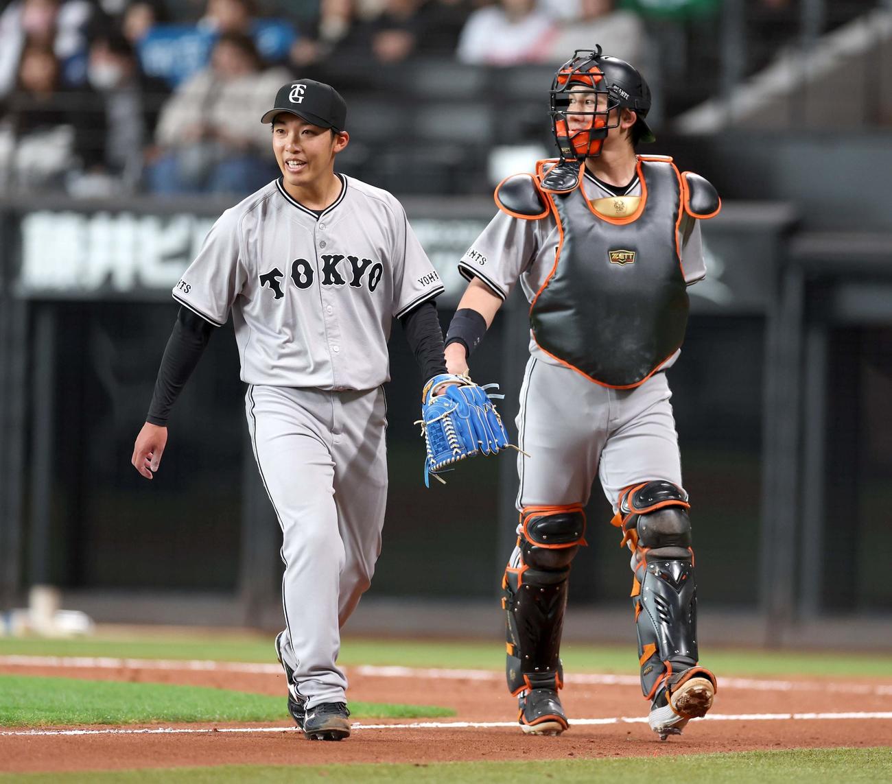 日本ハム対巨人　4回裏、1失点するも笑顔で引き揚げる赤星（左）（撮影・黒川智章）