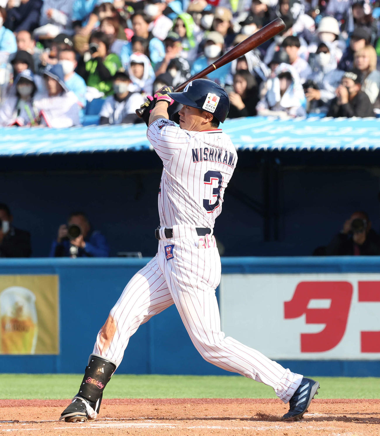 ヤクルト対オリックス　7回裏ヤクルト1死一塁、西川は右中間に2点本塁打を放つ（撮影・丹羽敏通）