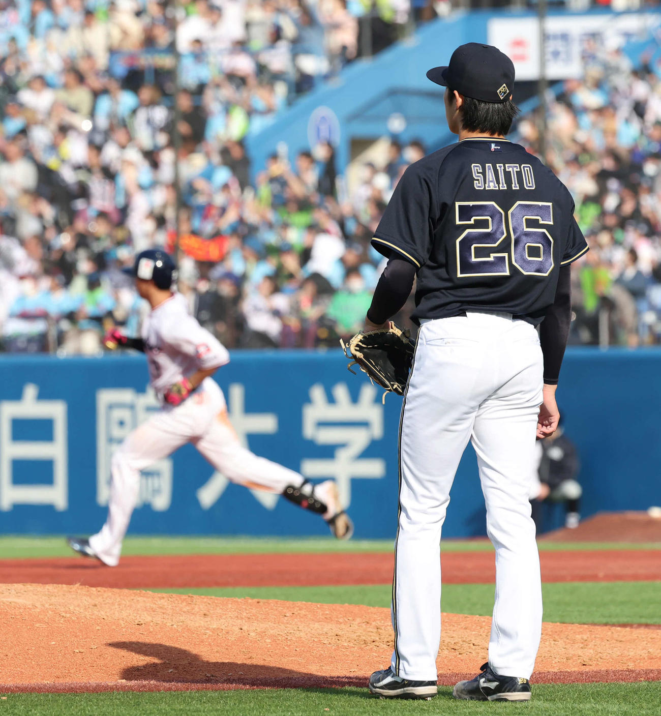 ヤクルト対オリックス　7回裏ヤクルト1死一塁、西川に本塁打を打たれた斎藤（撮影・丹羽敏通）