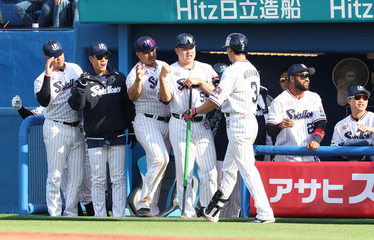 ヤクルト対オリックス　7回裏ヤクルト1死一塁、本塁打を放った西川を迎える村上らヤクルトベンチ（撮影・丹羽敏通）