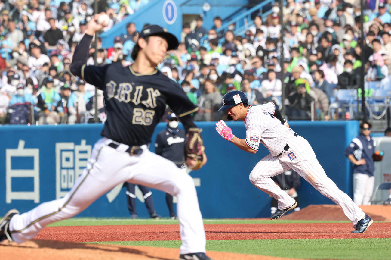 ヤクルト対オリックス　6回裏ヤクルト無死一塁、打者オスナ三振の時、走者西川は二盗を決める。投手斎藤（撮影・丹羽敏通）