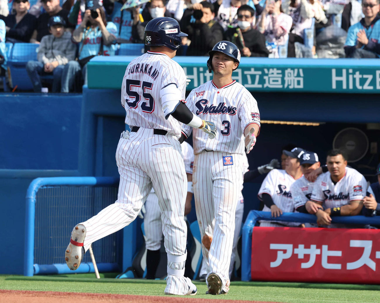 ヤクルト対オリックス　6回裏ヤクルト1死二塁、本塁打を放った村上を迎える二塁走者西川（撮影・丹羽敏通）
