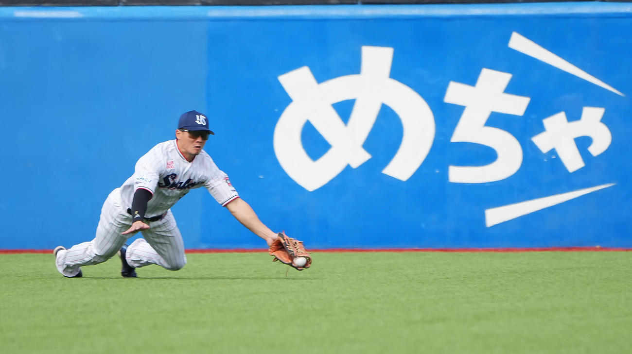 ヤクルト対オリックス　5回表オリックス2死一、二塁、杉本の打球に飛びつき好捕する西川（撮影・垰建太）