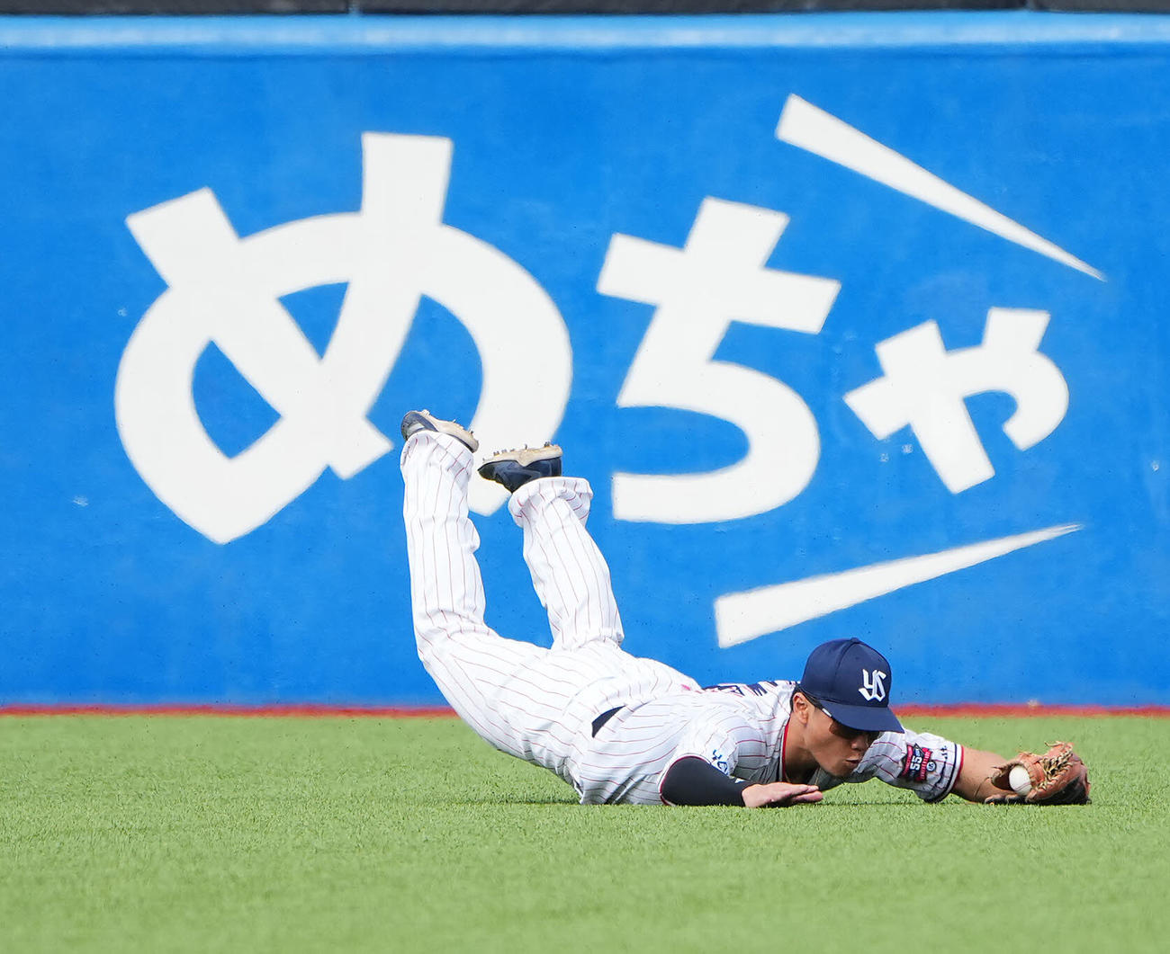 ヤクルト対オリックス　5回表オリックス2死一、二塁、杉本の打球に飛びつき好捕する西川（撮影・垰建太）
