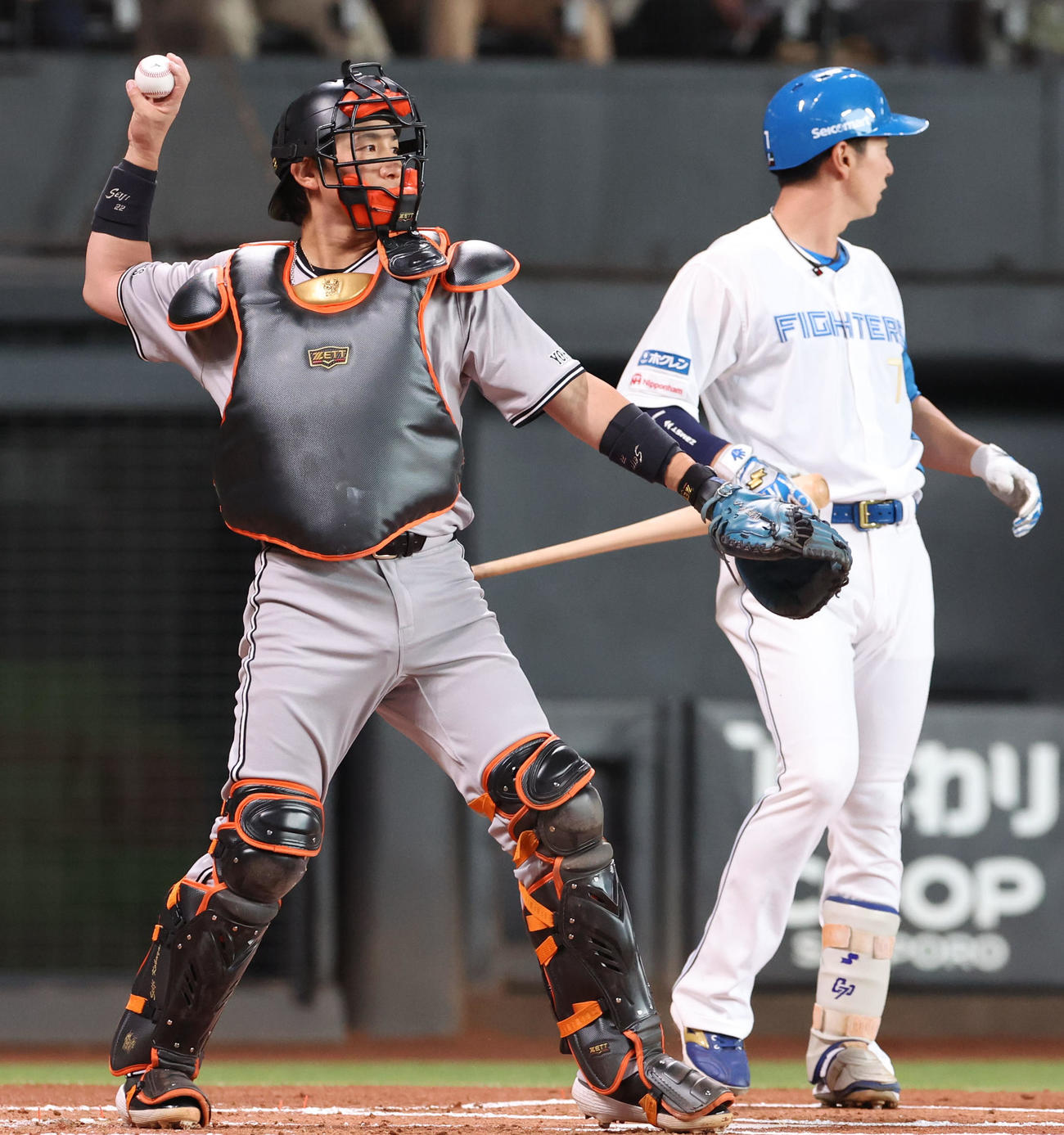 日本ハム対巨人　先発マスクを被る巨人小林（撮影・佐藤翔太）