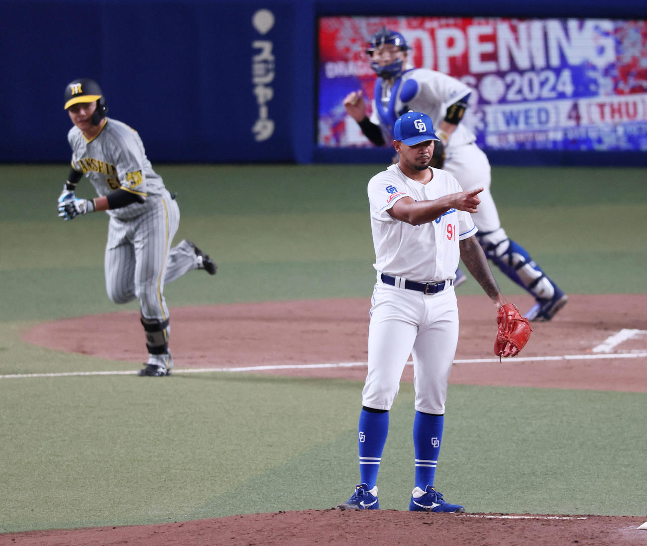 中日対阪神　3回表阪神1死、メヒアは小野寺の三ゴロでマウンドから指をさす（撮影・加藤哉）