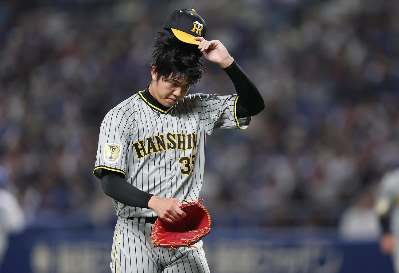 中日対阪神　2回裏を投げ終えベンチへ戻る阪神才木（撮影・前田充）