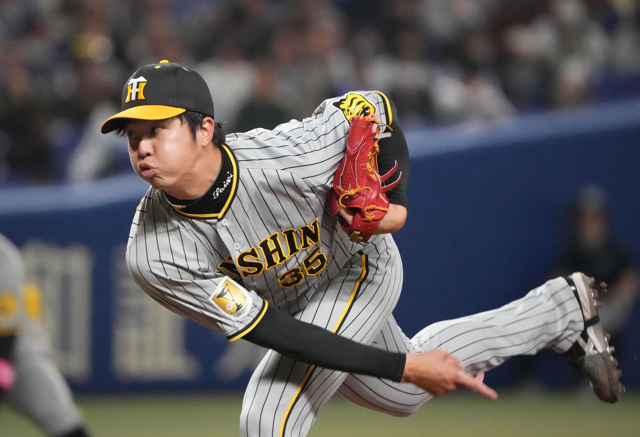 中日対阪神　2回裏、力投する阪神先発の才木（撮影・森本幸一）
