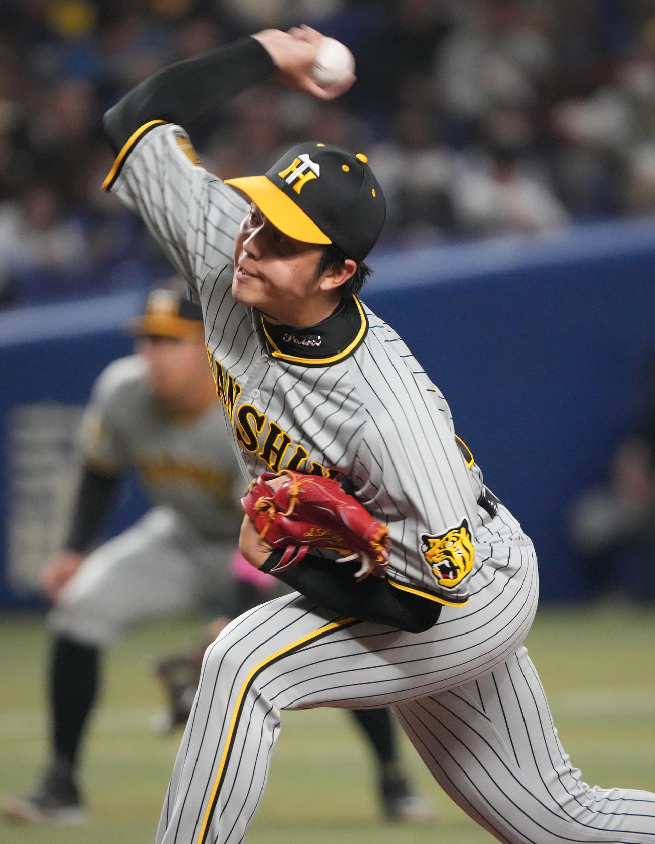 中日対阪神　2回裏、力投する阪神先発の才木（撮影・森本幸一）