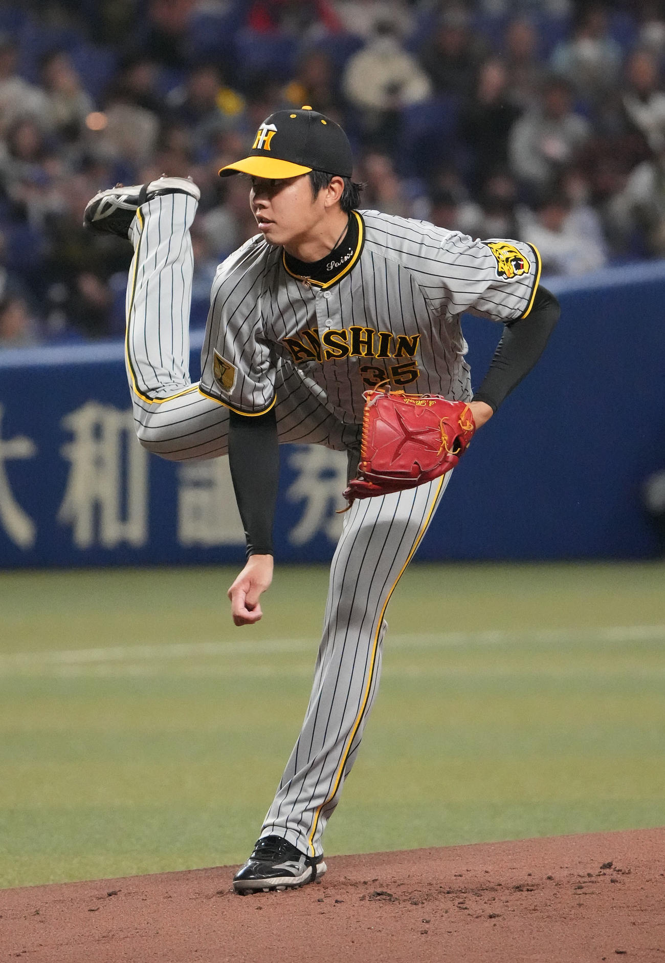 中日対阪神　1回裏、登板する阪神先発の才木（撮影・森本幸一）