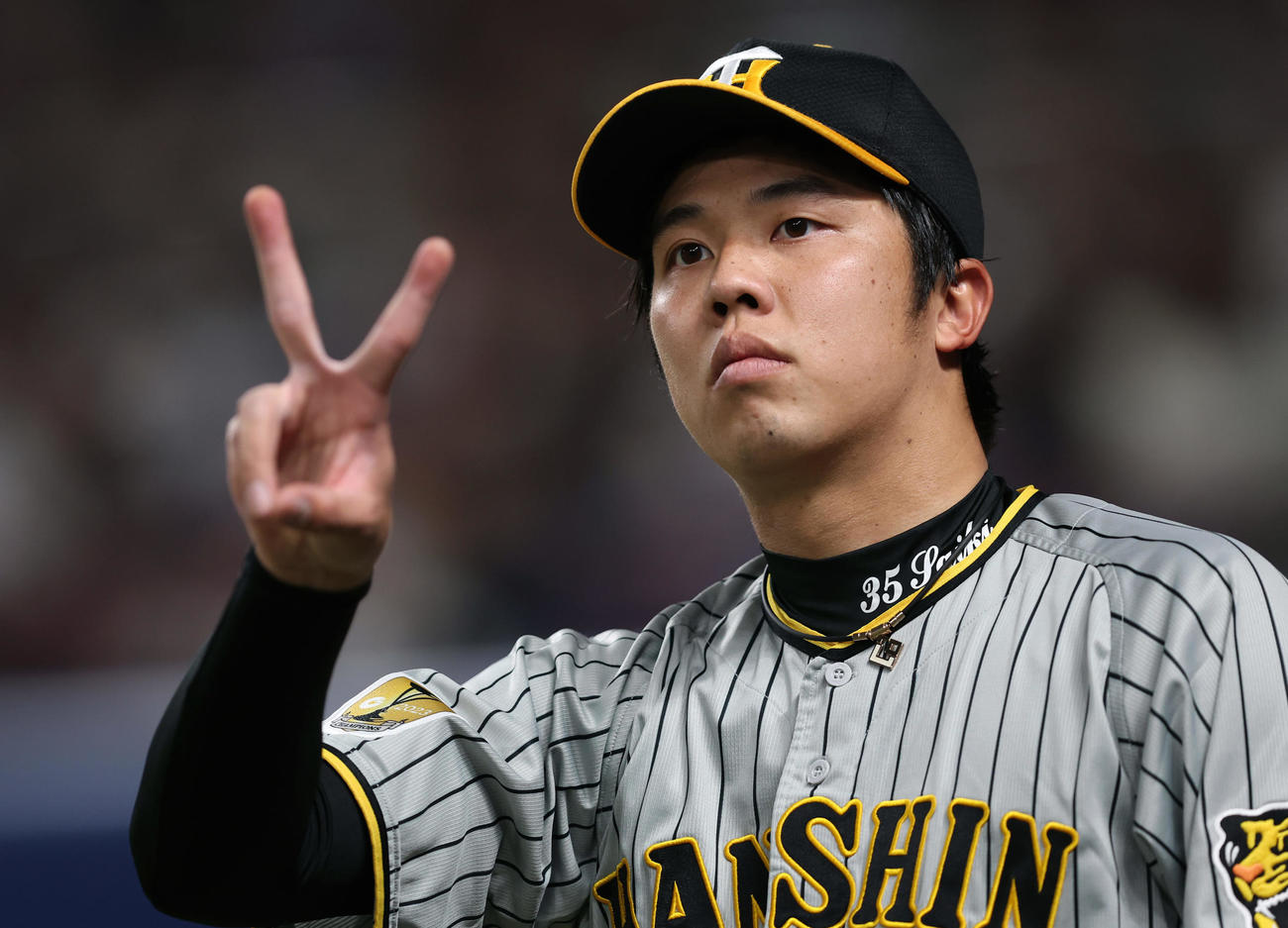 中日対阪神　4回表、カメラマン席前でキャッチボールする阪神才木は「あと2球」と合図を出す（撮影・前田充）