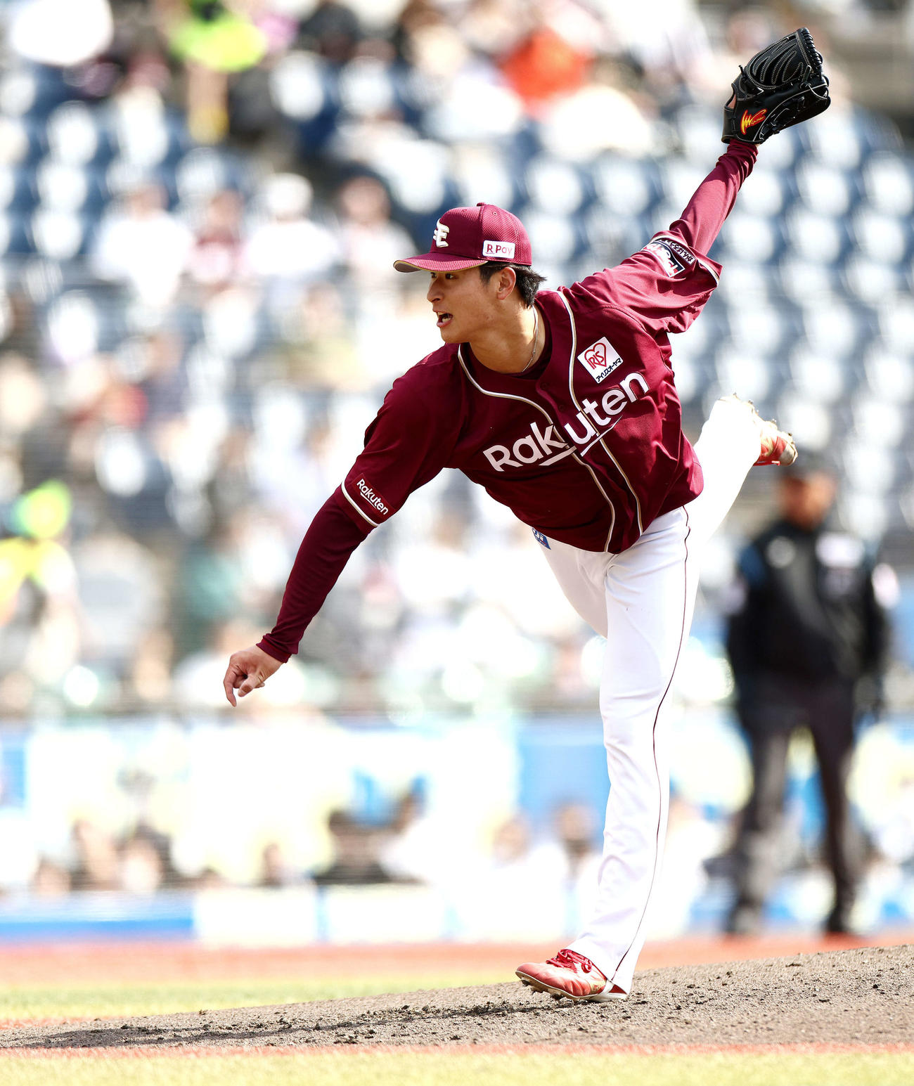 ロッテ対楽天　3回裏、力投する内（撮影・河田真司）